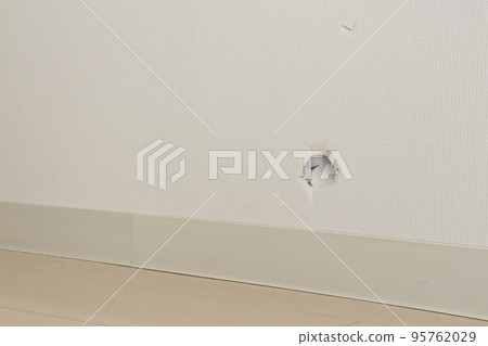 兒童在牆上打的洞(大洞和小划痕) 兒童在牆上打的洞(大洞和小划痕) 95762029