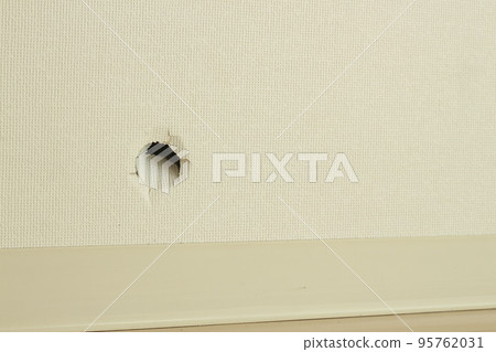 一個孩子在牆上打的洞（複製空間，水平構圖） 95762031