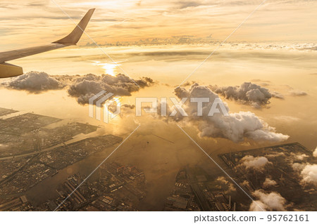 飛機窗外(黃昏的東京灣) 飛機窗外(黃昏的東京灣) 95762161