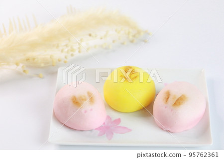 Rabbit steamed bun 95762361