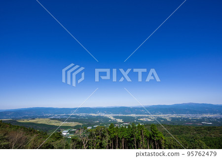 從白鳥展望台眺望海老野盆地和九州山脈 95762479