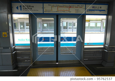 Full-screen platform door on the outbound line of Nakakoen Station on the Port Liner Chuo Ward, Kobe City, Hyogo Prefecture 95762537