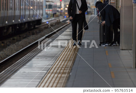 走向名古屋站月台的男子圖 走向名古屋站月台的男子圖 95763514