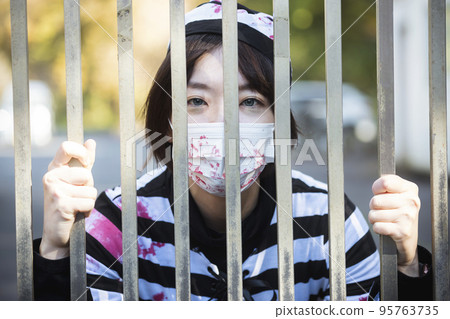 萬聖節 cosplay 形象戴著面具的女囚犯殭屍 95763735