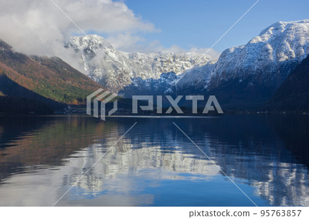 The clear water of Hallstattersee lake and the beautiful mountains surrounding it in Salzkammergut region, Austria, in winter 95763857