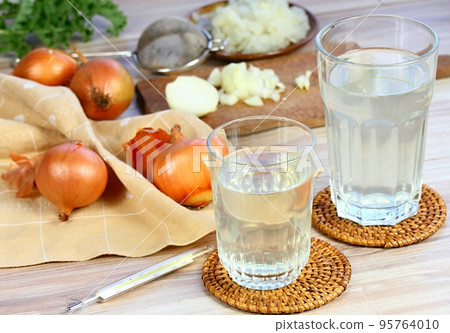Hot onion tea in a glass against cough and flu Hot onion tea in a glass against cough and flu 95764010