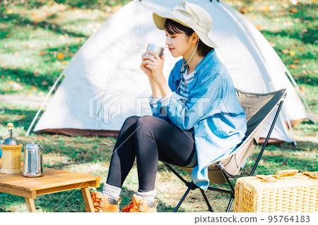 Young woman camping solo 95764183