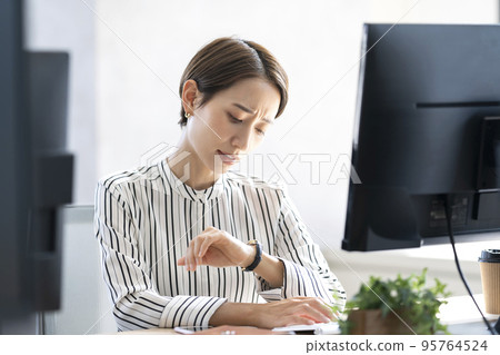 一個工作時擔心時間的女人，一個工作的母親 95764524