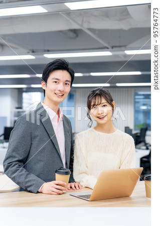 商務小組會議在辦公室 商務小組會議在辦公室 95764773