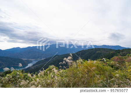 從南山山頂看到的宮瀨湖和丹澤斷層(神奈川縣相模原市) 從南山山頂看到的宮瀨湖和丹澤斷層(神奈川縣相模原市) 95765077