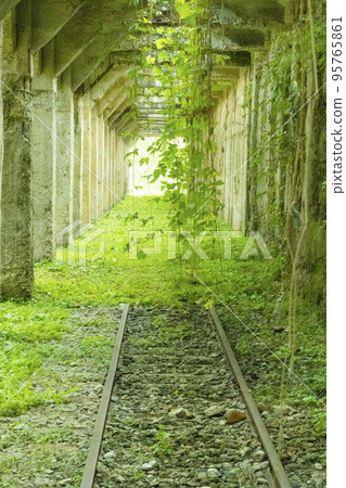 老太子站倒塌的料斗和鐵軌 95765861