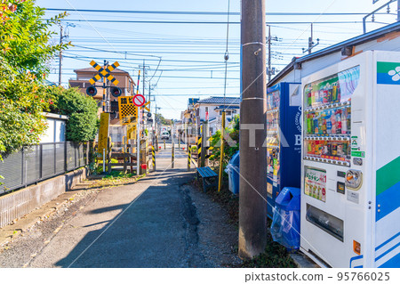 老年人鐵路道口的長凳和自動售貨機 95766025