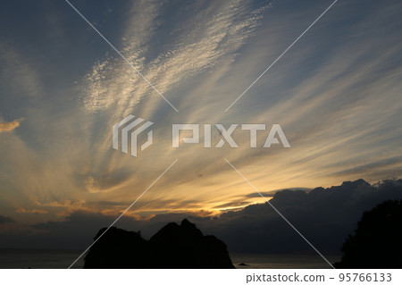 溫泉小鎮的夕陽 95766133