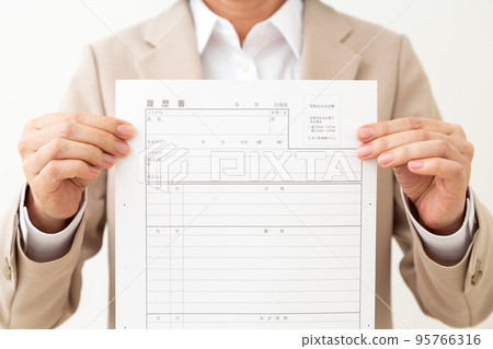 一個西裝革履的中年婦女帶著簡歷 95766316