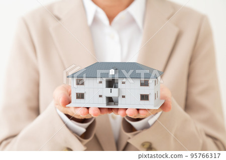 西裝的中年婦女與公寓模型 95766317