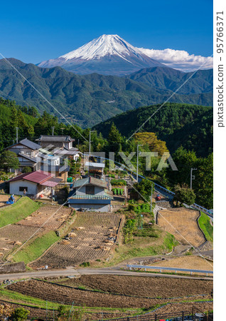 View of Hirabayashi Rice Terraces and Mount Fuji 95766371