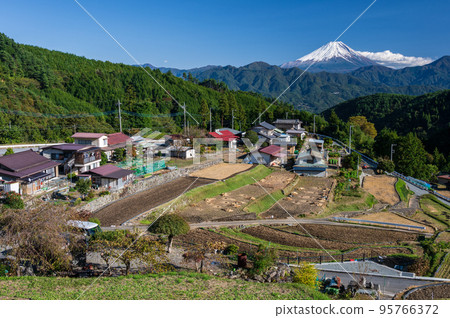 View of Hirabayashi Rice Terraces and Mount Fuji 95766372