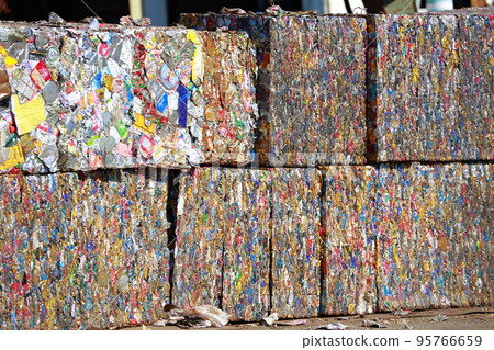 Empty can splash Empty can 95766659