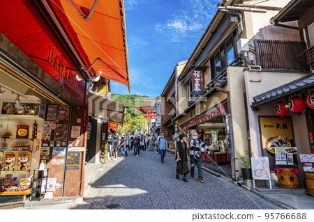 [Kyoto Prefecture] Higashiyama's Kiyomizuzaka slope bustling with tourists 95766688