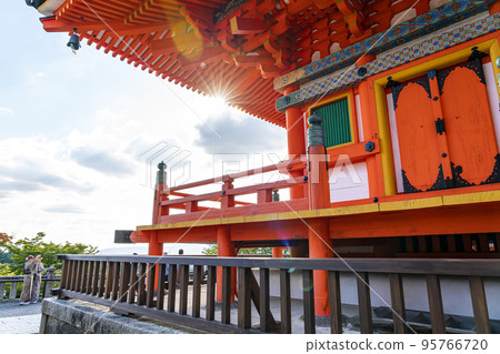 [京都府] 清水寺的三層寶塔，朱紅色美麗 95766720