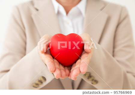 穿著西裝的女商人有一顆心 95766969