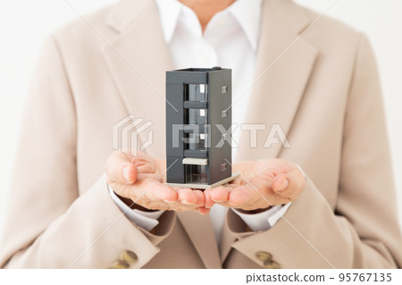 西裝的中年婦女與公寓模型 西裝的中年婦女與公寓模型 95767135