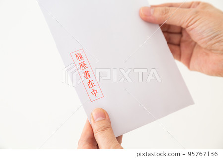 一位穿著西裝的中年婦女拿著簡歷信封 95767136