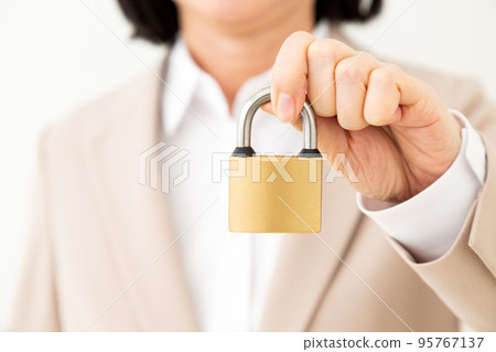 一名身著西裝的中年婦女帶掛鎖（安全圖像） 95767137