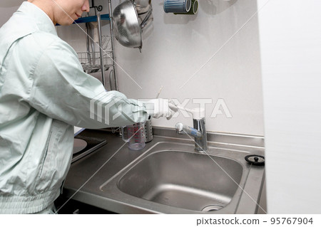 檢查供水的男工 95767904