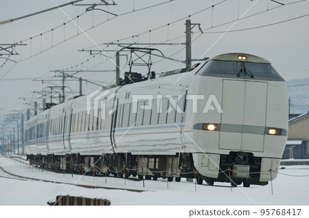 北陸本線西高岡～高岡JR西683系列T22編隊（金澤）雷鳥 95768417