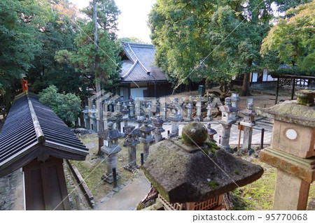 Scenery near the Keiga Gate, the entrance to the precincts of Kasuga Taisha Shrine in Nara City, Nara Prefecture 95770068