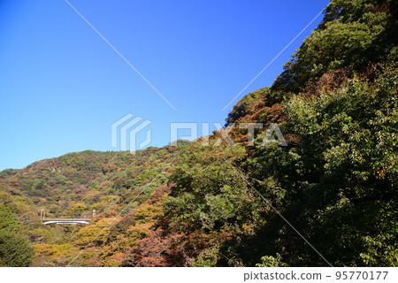 臼井三號橋梅根橋仍保留在臼井峠上 臼井三號橋梅根橋仍保留在臼井峠上 95770177