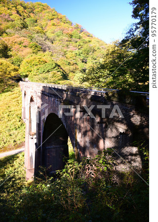 臼井三號橋梅根橋仍保留在臼井峠上 臼井三號橋梅根橋仍保留在臼井峠上 95770179
