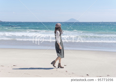 一個女人在秋海美麗的白色沙灘上行走(靜岡縣伊豆市入田濱) 一個女人在秋海美麗的白色沙灘上行走(靜岡縣伊豆市入田濱) 95771056