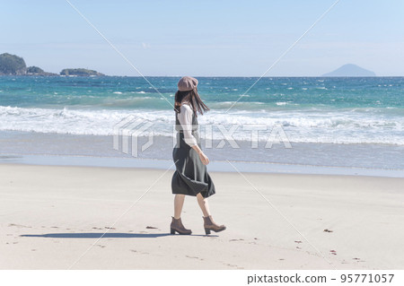 一個女人在秋海美麗的白色沙灘上行走(靜岡縣伊豆市入田濱) 一個女人在秋海美麗的白色沙灘上行走(靜岡縣伊豆市入田濱) 95771057