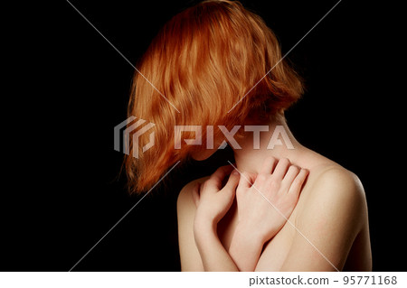 woman in dark 95771168