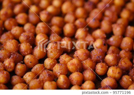 roasted chickpeas snack 95771196