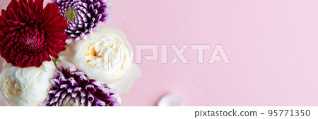 Bunch of dahlias 95771350