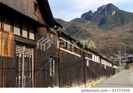 Shodoshima's soy sauce factory, which is open to the public as "Hishio no Sato": The wooden walls are blackened by the excellent yeast 95771549