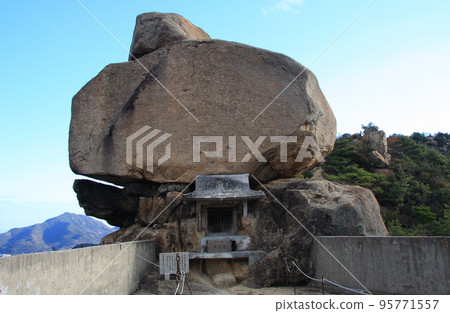 Shodoshima's Koseishizuchi Shrine and the sacred heavy rock (enlarged) 95771557