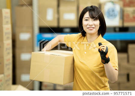 女員工在倉庫搬運行李 95771571