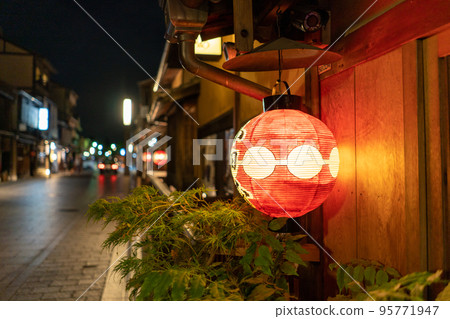 京都府，夜晚的古城，祗園花見小路的燈籠 95771947