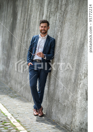 Young businessman looking confident and determined 95772214