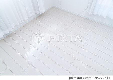 Photo of a room in a new house. With floor coating. 95772514