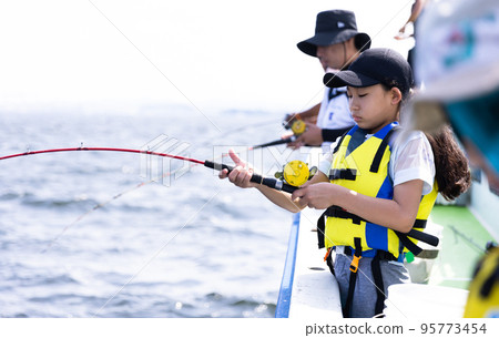 享受釣魚的女孩 95773454