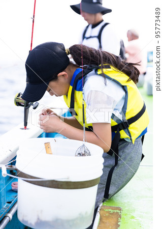 享受釣魚的女孩 95773489