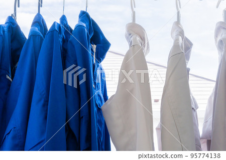 乾淨地洗滌和乾燥的工作服 95774138