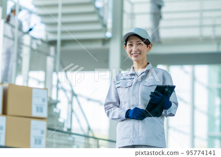 Young woman in charge of shipping 95774141