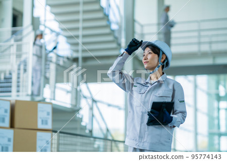 在平板終端上管理生產的經理 95774143