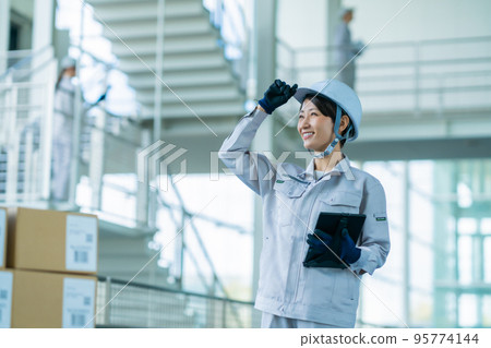 A manager who manages production on a tablet terminal 95774144